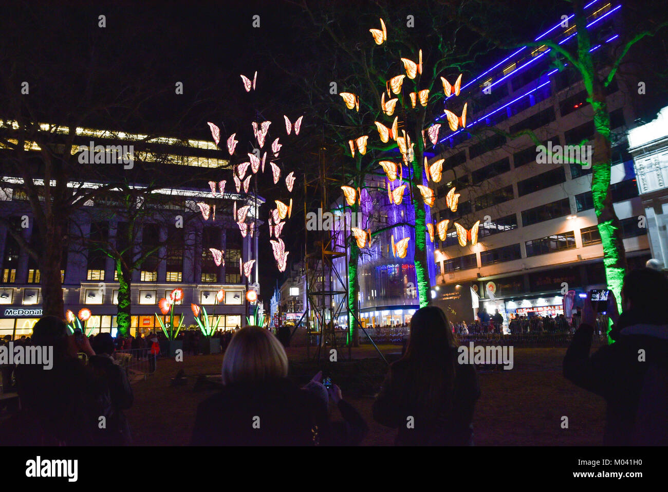 Leicester Square, London, UK. 18 Jan, 2018. Laterne mit Jo Pocock: Nachtleben der Lumiere London Arts Festival. Quelle: Matthew Chattle/Alamy leben Nachrichten Stockfoto