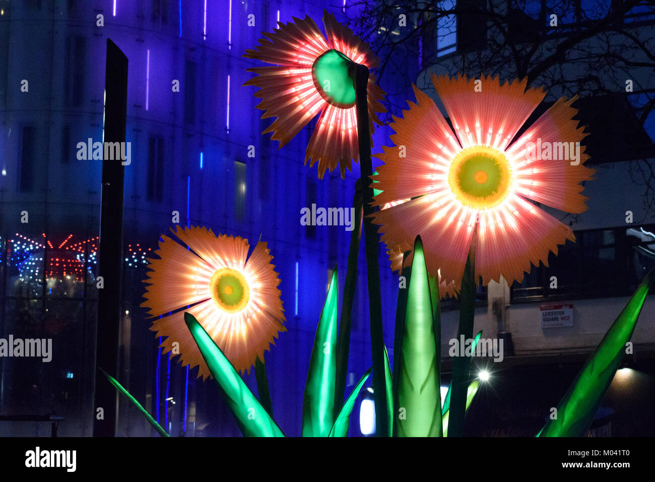 Lumiere London, London, UK. 18 Jan, 2018. Riesige Blüten sind unter Kunstwerken füllen Leicester Square Gardens als Teil der Lumiere London Veranstaltung, die vom 18. bis 21. Januar ausgeführt wird. Es ist das grösste Licht Festival mit 16 britischen und internationalen Künstlern zeigt den gesamten West End, von denen erwartet wird, dass Millionen von Besucher anzuziehen. Credit: Neil Doyle/Alamy leben Nachrichten Stockfoto