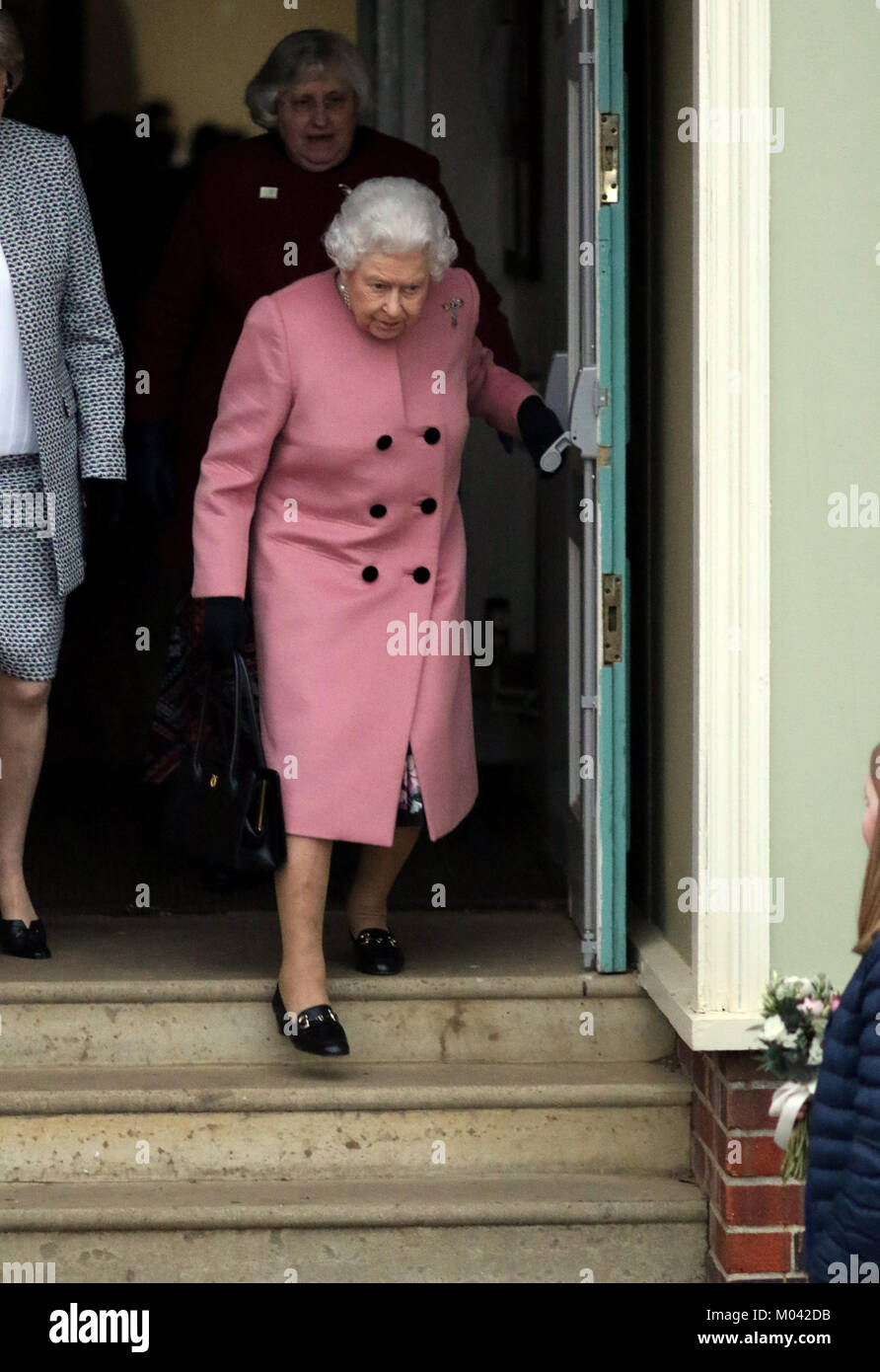 West Newton, Norfolk, Großbritannien. 18 Jan, 2018. Königin Elizabeth II ergibt sich aus der Dunkelheit nach einem Stromausfall war es keine Heizung oder Beleuchtung im Sandringham und West Newton Institut der Frauen treffen in West Newton, Norfolk, am 18. Januar 2018. Credit: Paul Marriott/Alamy leben Nachrichten Stockfoto