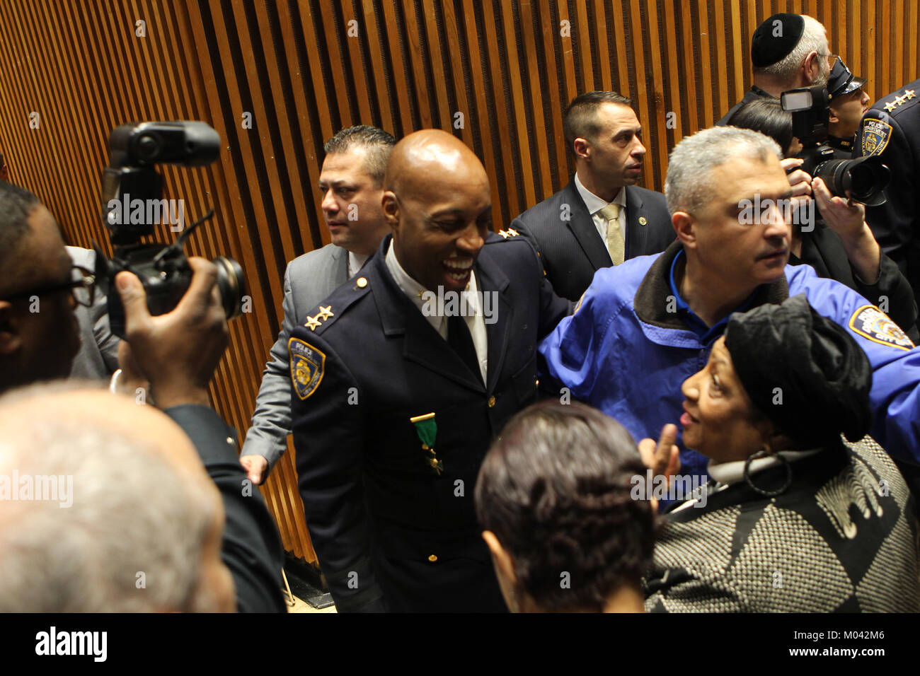 New York, NY, USA. 18 Jan, 2018. (C) neu ernannten NYPD Chief der Patrouille, Rodney Harrison besucht die Stadt New York Police Department Promotion Zeremonie am 1 Polizei Plaza am 18. Januar 2018 in New York City statt. Quelle: MPI 43/Media Punch/Alamy leben Nachrichten Stockfoto