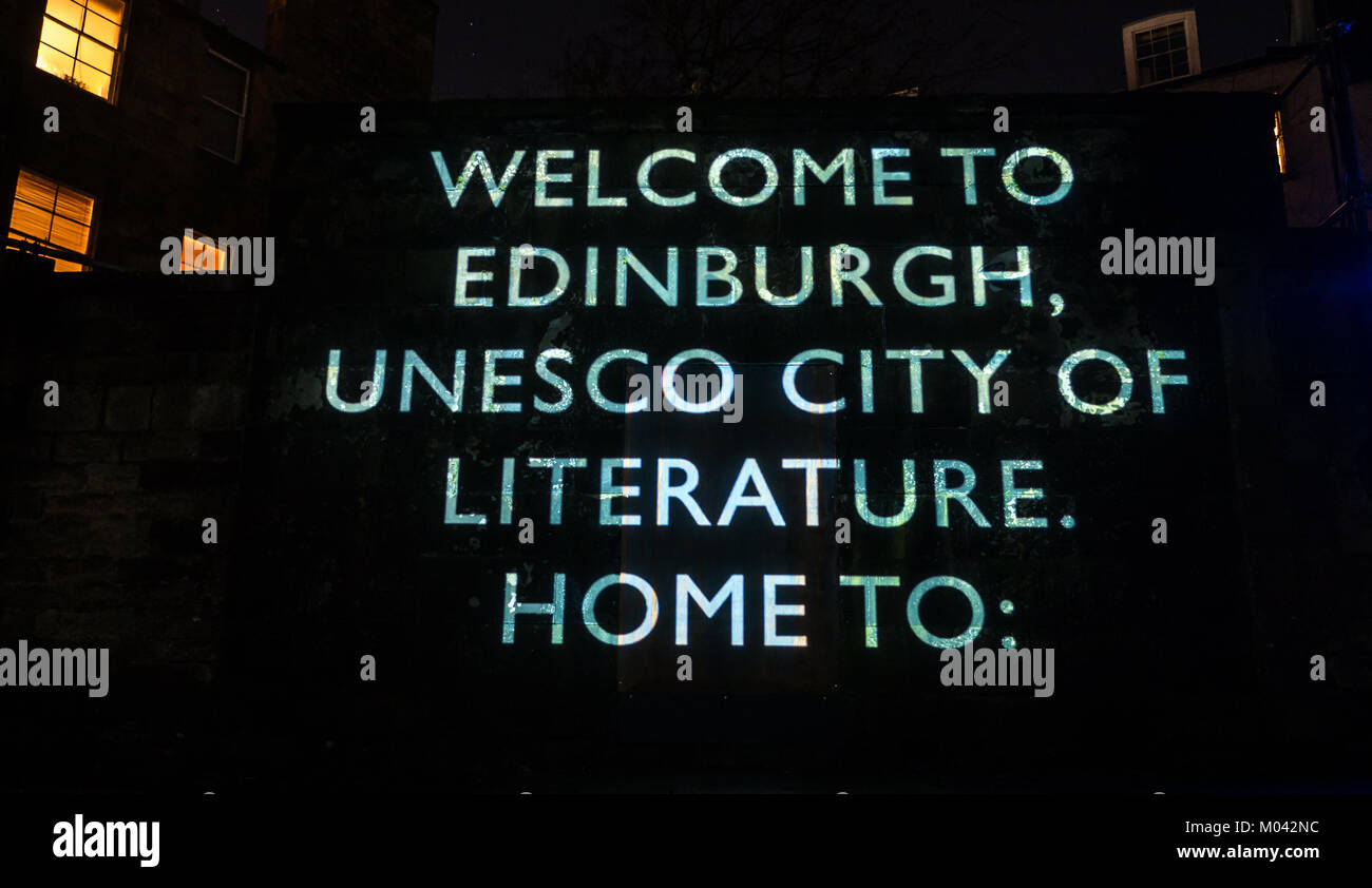 Edinburgh, Schottland, Großbritannien. Januar 2018. Val McDermids Kurzgeschichte "New Year's Resurrection" feiert Edinburghs literarisches Erbe. Auftraggeber und Veranstalter des Edinburgh Hogmanay and Edinburgh International Book Festival in Zusammenarbeit mit dem Edinburgh UNESCO City of Literature Trust. Produziert von Underbelly. Projektionen von Double Take Productions. Grayfriars Kirchhof, das Ende der Geschichte, mit beleuchteten Worten Stockfoto