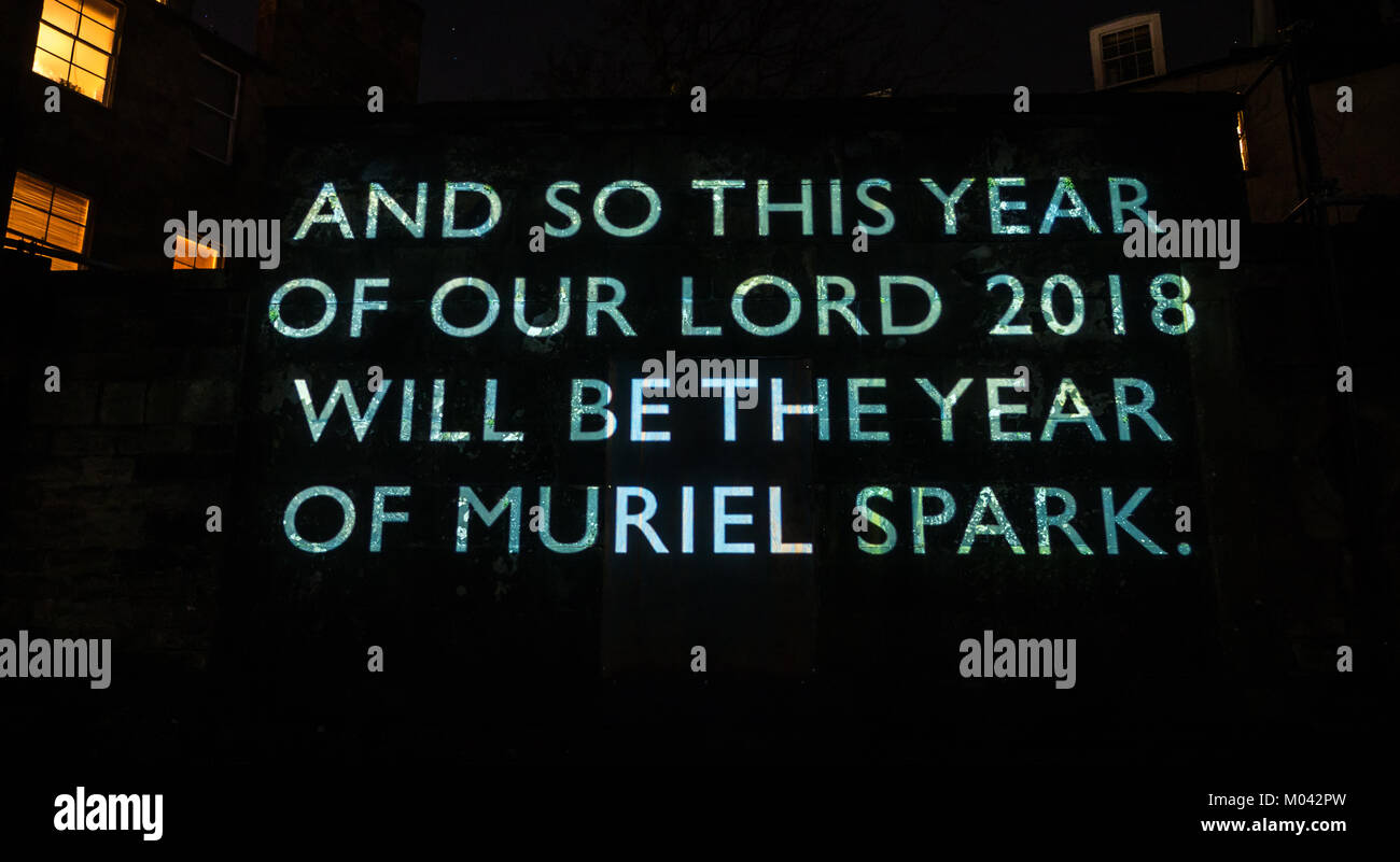 Edinburgh, Schottland, Großbritannien. Januar 2018. Val McDermids Kurzgeschichte "New Year's Resurrection" feiert Edinburghs literarisches Erbe. Auftraggeber und Veranstalter des Edinburgh Hogmanay and Edinburgh International Book Festival in Zusammenarbeit mit dem Edinburgh UNESCO City of Literature Trust. Produziert von Underbelly. Projektionen von Double Take Productions. Grayfriars Kirchhof, das Ende der Geschichte, mit beleuchteten Worten Stockfoto