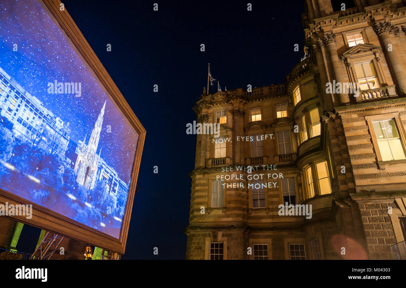 Edinburgh, Schottland, Großbritannien. 18 Jan, 2018. Val McDermid die Kurzgeschichte 'New Year's Auferstehung' in 12 verschiedenen Standorten an einem Abend Wanderweg rund um das Stadtzentrum von Edinburgh feiert den Edinburgh literarisches Erbe. In Auftrag gegeben und von Edinburgh's Hogmanay und Edinburgh International Book Festival, in Verbindung mit dem Edinburgh UNESCO Stadt der Literatur Vertrauen vorgestellt. Von Underbelly produziert. Projektionen durch doppelte Produktionen. Die Bank von Schottland Hauptquartier, Lloyds Banking Group, auf dem Damm Stockfoto