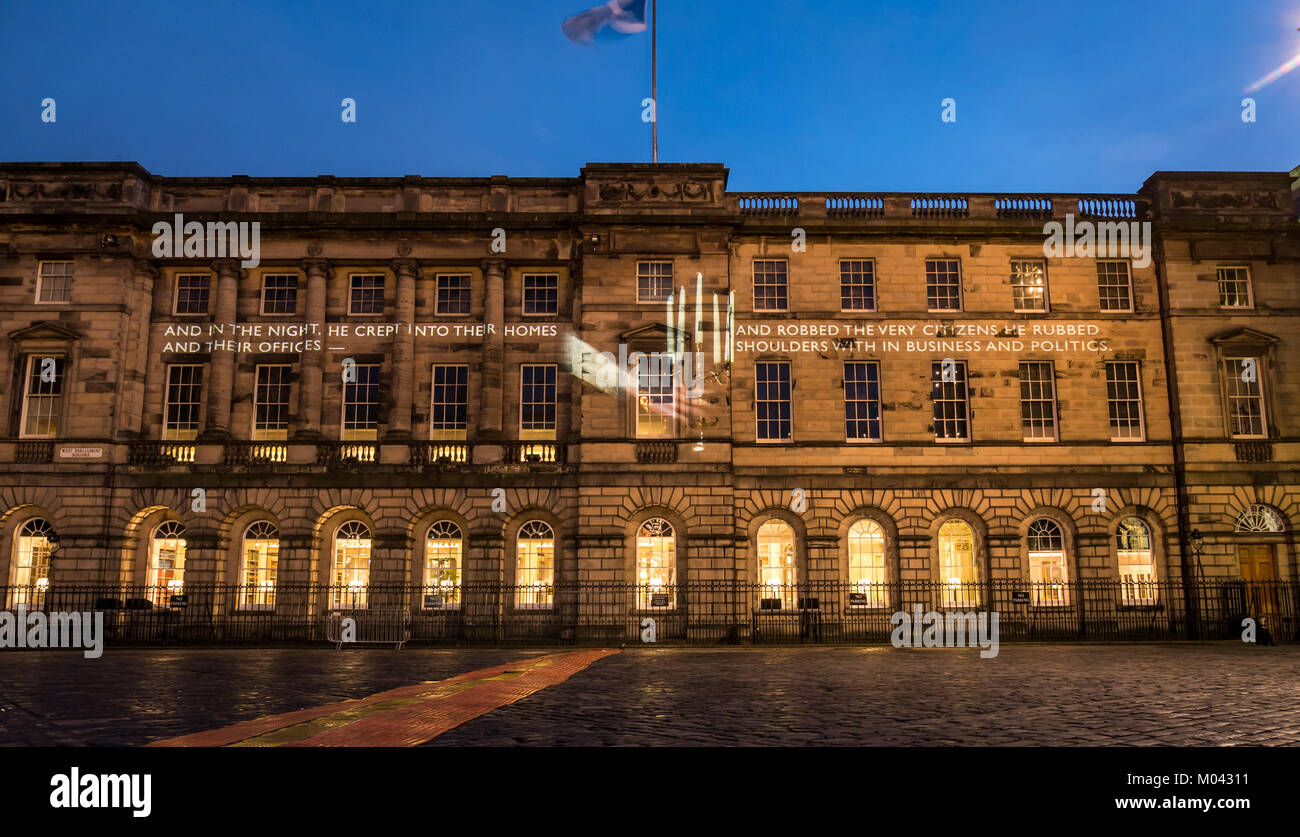 Edinburgh, Schottland, Großbritannien. 18 Jan, 2018. Val McDermid die Kurzgeschichte 'New Year's Auferstehung' in 12 verschiedenen Standorten an einem Abend Wanderweg rund um das Stadtzentrum von Edinburgh feiert den Edinburgh literarisches Erbe. In Auftrag gegeben und von Edinburgh's Hogmanay und Edinburgh International Book Festival, in Verbindung mit dem Edinburgh UNESCO Stadt der Literatur Vertrauen vorgestellt. Projektionen durch doppelte Produktionen. Der Start des Pfades an der Signet Bibliothek auf der Royal Mile. Stockfoto