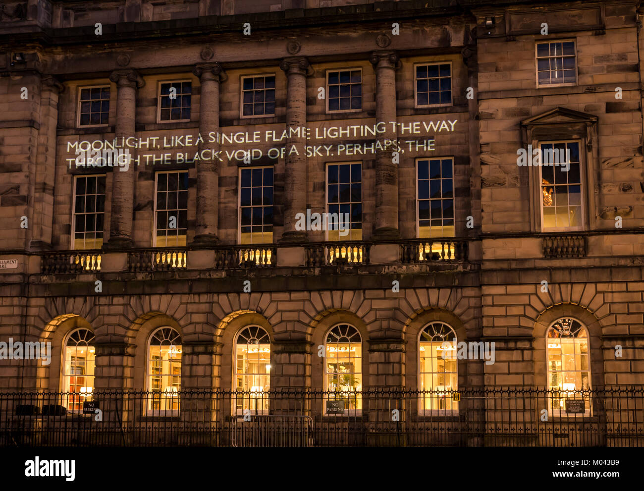 Edinburgh, Schottland, Großbritannien. 18 Jan, 2018. Val McDermid die Kurzgeschichte 'New Year's Auferstehung' in 12 verschiedenen Standorten an einem Abend Wanderweg rund um das Stadtzentrum von Edinburgh feiert den Edinburgh literarisches Erbe. In Auftrag gegeben und von Edinburgh's Hogmanay und Edinburgh International Book Festival, in Verbindung mit dem Edinburgh UNESCO Stadt der Literatur Vertrauen vorgestellt. Projektionen durch doppelte Produktionen. Der Start des Pfades an der Signet Bibliothek auf der Royal Mile. Stockfoto