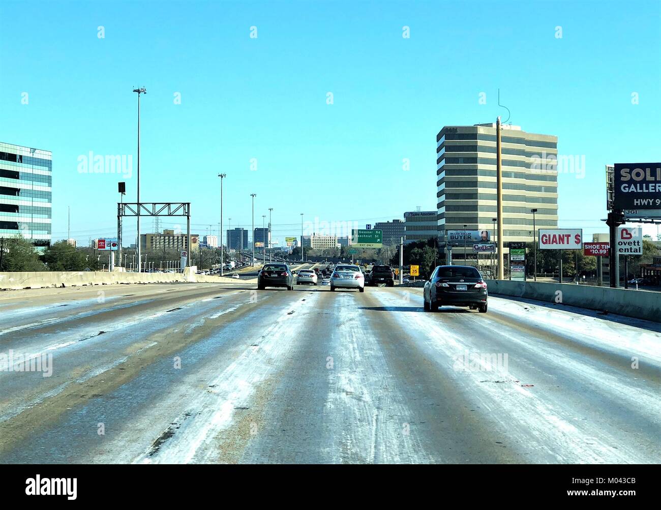 Houston Usa 17 Jan 2018 Fahrzeuge Laufen Langsam Auf Einem Vereisten Landstrasse In Houston Texas Usa Jan 17 2018 Strom Und Gas Service In Houston Erfahrenen Test Der Frost Des Kalten Zauber