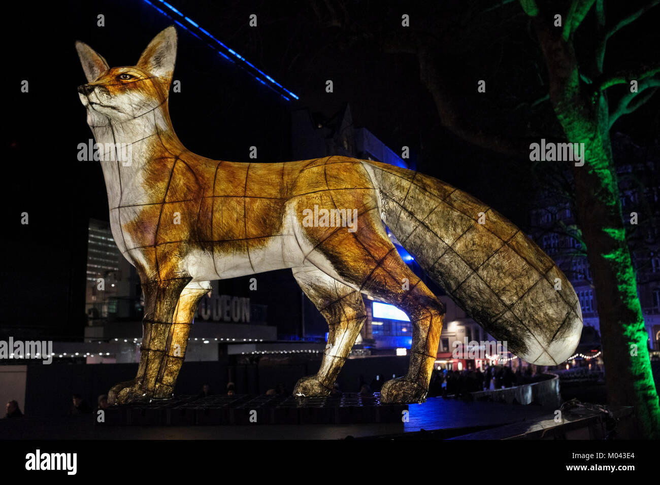 London, Großbritannien. Januar 2018. Das Lumiere London Light Festival kehrt zum zweiten Mal zurück. Mehr als fünfzig Kunstwerke verwandeln die Straßen der Hauptstadt in eine atemberaubende nächtliche freie Kunstausstellung. Über eine Million Besucher besuchten die vier Tage des ersten Lumiere London Festivals im Jahr 2016. Lumiere London fährt bis zum 21. Januar 2018. Im Bild: Der britische Künstler Jo Pocock und die Laterne Company verwandeln die Leicester Square Gardens in eine beleuchtete Welt, die ein Gefühl der Wildnis in das Herz der Stadt bringt. Stockfoto