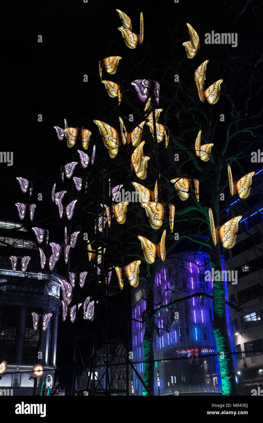 London, Großbritannien. Januar 2018. Das Lumiere London Light Festival kehrt zum zweiten Mal zurück. Mehr als fünfzig Kunstwerke verwandeln die Straßen der Hauptstadt in eine atemberaubende nächtliche freie Kunstausstellung. Über eine Million Besucher besuchten die vier Tage des ersten Lumiere London Festivals im Jahr 2016. Lumiere London fährt bis zum 21. Januar 2018. Im Bild: Der britische Künstler Jo Pocock und die Laterne Company verwandeln die Leicester Square Gardens in eine beleuchtete Welt, die ein Gefühl der Wildnis in das Herz der Stadt bringt. Stockfoto