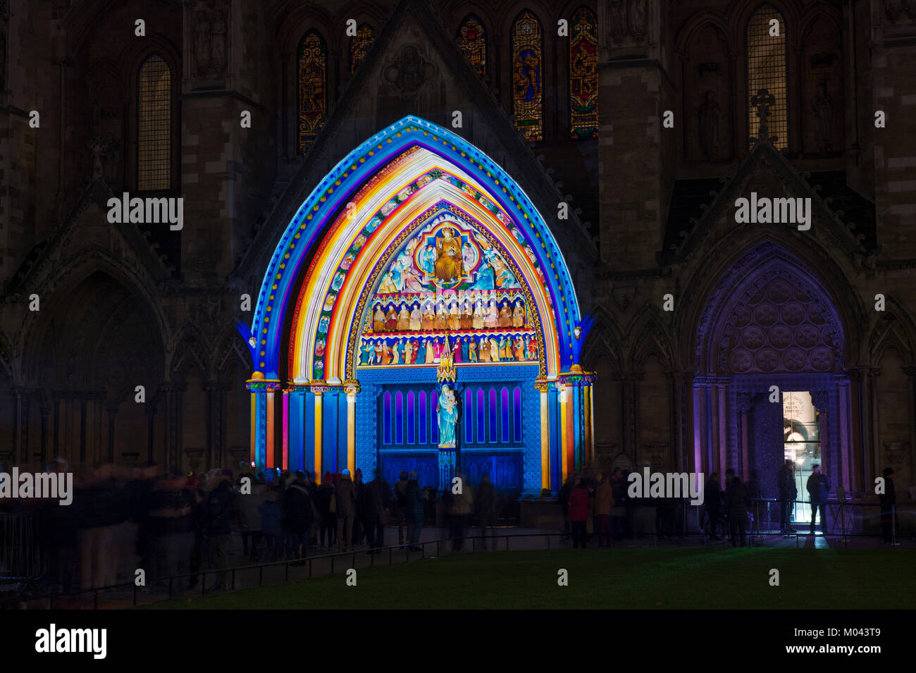 London, Großbritannien. 18 Jan, 2018. Standorten im Zentrum von London mit spektakulären Licht zeigt um 40 erstklassige Künstler und große Menschenmengen. "Das Licht des Geistes (Kapitel 2)" von Patrice Warrener an der Westminster Abbey Great North Tür. Credit: Malcolm Park/Alamy Leben Nachrichten. Stockfoto