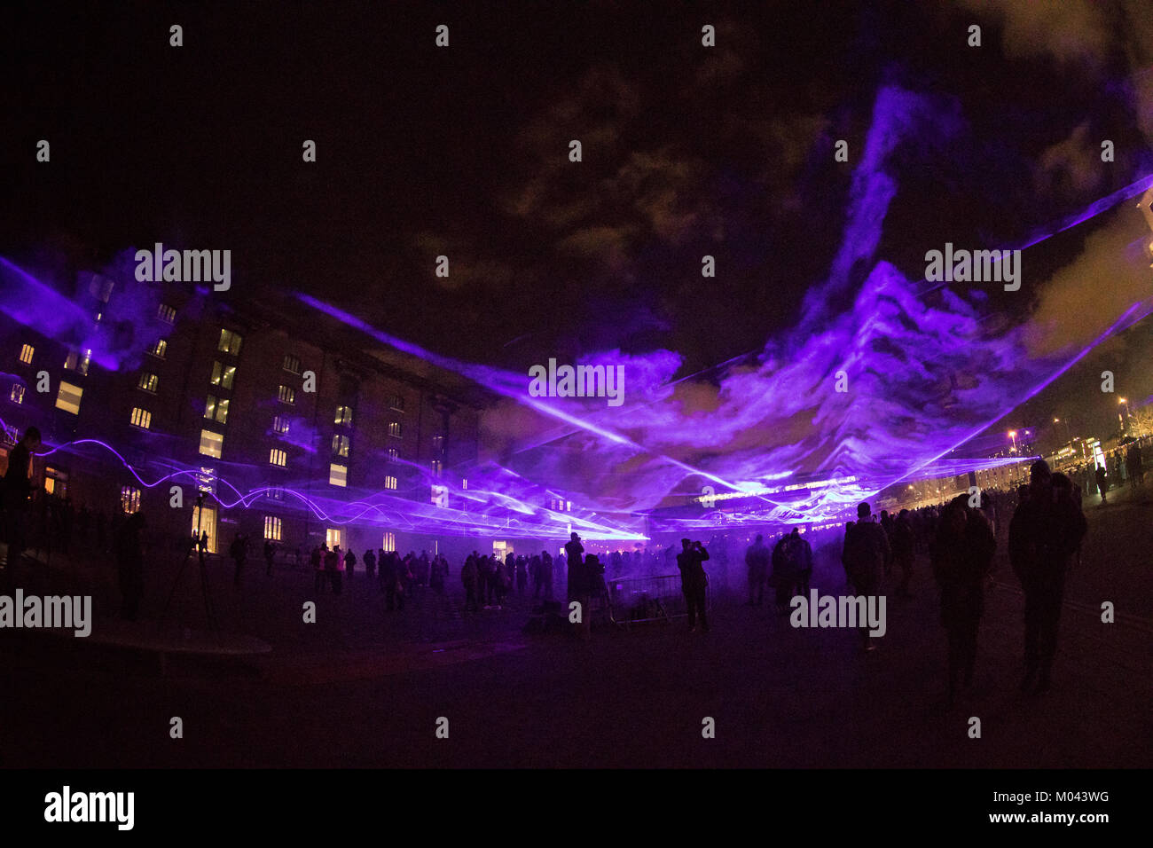 London, Großbritannien. 18 Jan, 2018. Mitglieder der Öffentlichkeit genießen niederländischen Künstlers Daan Roosegaarde's 'Waterlicht "Laser wave display-Installation in King's Cross als Teil der Lumiere London. Quelle: Carol moir/Alamy leben Nachrichten Stockfoto