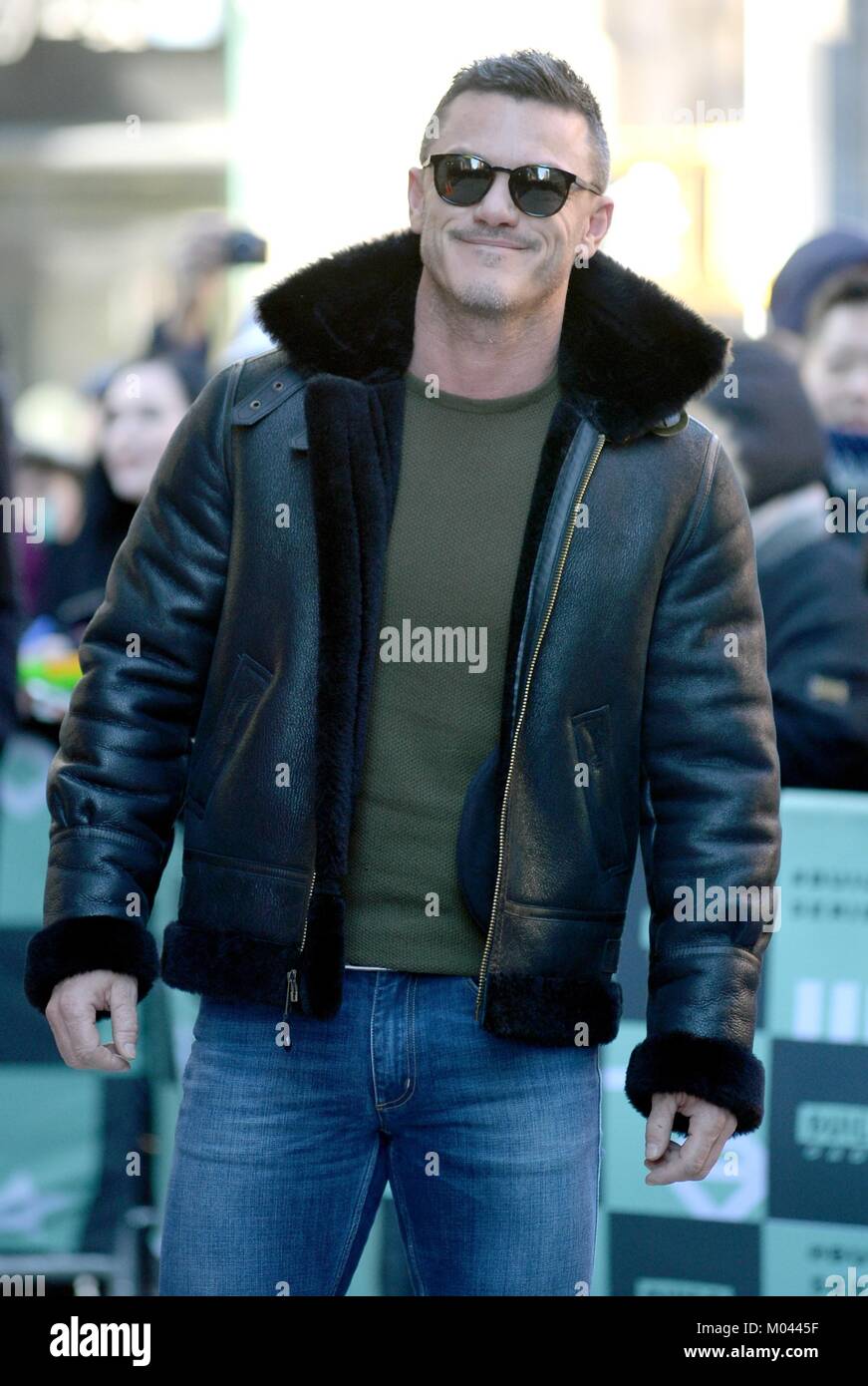 New York, NY, USA. 18 Jan, 2018. Luke Evans heraus und über für Celebrity Candids - DO, New York, NY 18. Januar 2018. Credit: Kristin Callahan/Everett Collection/Alamy leben Nachrichten Stockfoto