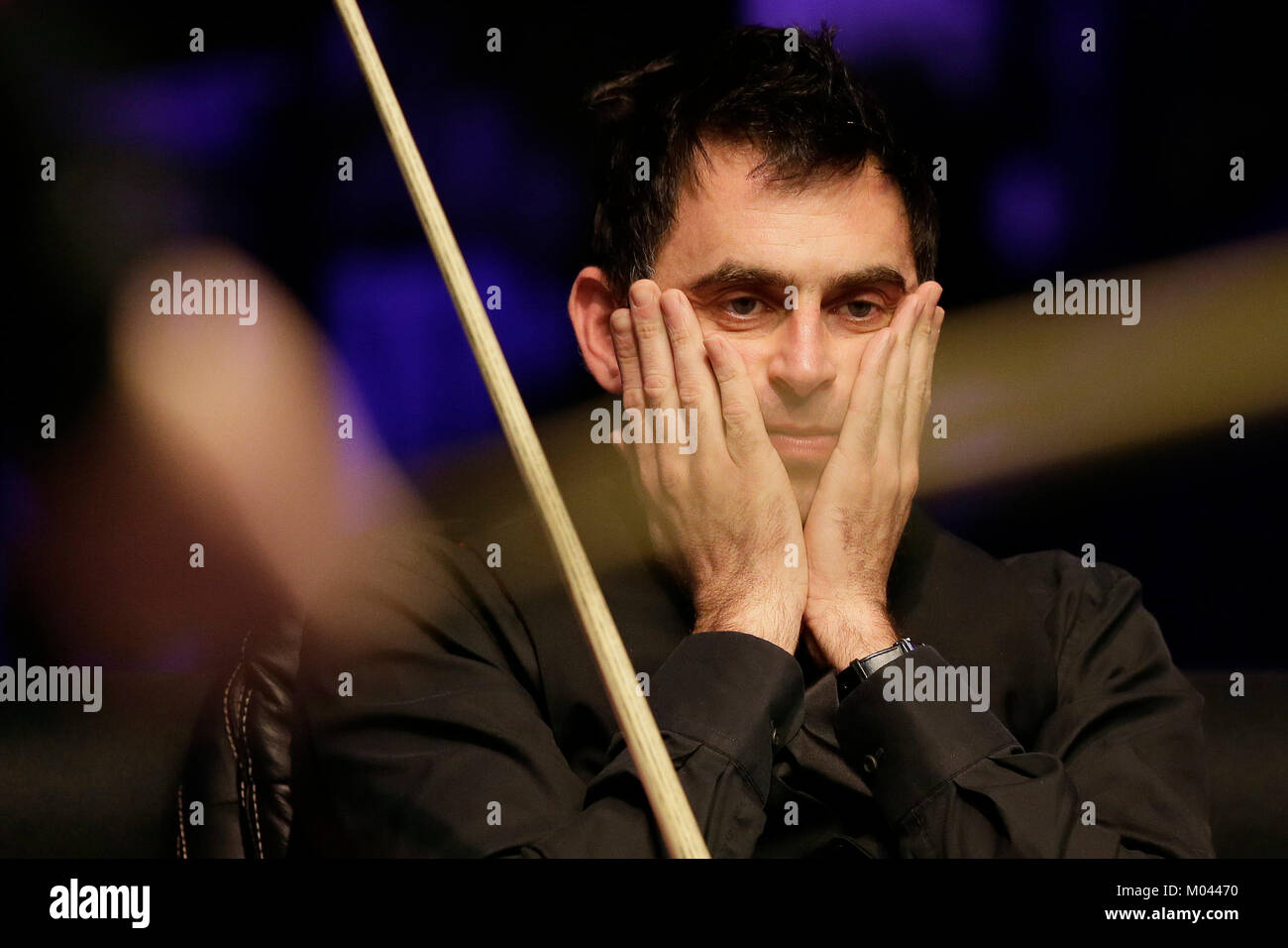 London, Großbritannien. 18 Jan, 2018. Ronnie O'Sullivan von England sieht während der viertelfinalegleichen mit Mark Allen Nordirlands bei Snooker Meister 2018 im Alexandra Palace in London, Großbritannien auf Jan. 18, 2018 niedergeschlagen. O'Sullivan verlor 1-6. Quelle: Tim Irland/Xinhua/Alamy leben Nachrichten Stockfoto