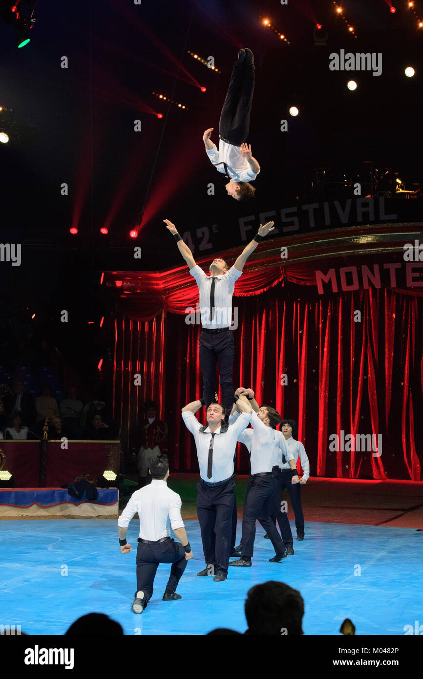 Fontvieille, Monaco. 18 Jan, 2018. Russlands Vavilov Truppe führt leaping Akrobaten während der 42. Internationalen Monte-Carlo Circus Festival in Fontvieille, Monaco, am 18.01.2018. Die 11-tägige Circus Festival eröffnet am Donnerstag, mit 160 Künstler aus 17 Ländern und Regionen, die für die Zielgruppen 30 Vorstellungen einschließlich Zirkus, Akrobatik und Magie. Credit: Chen Yichen/Xinhua/Alamy leben Nachrichten Stockfoto