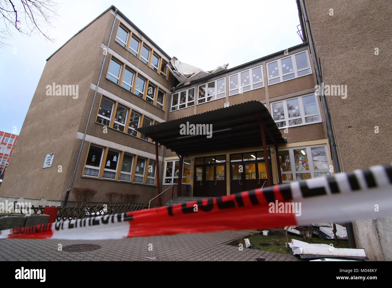 Halberstadt, Deutschland. 19 Jan, 2018. Principal Antje Lichtenberg steht  vor der gefallenen Teile des Daches von Freiherr-Spiegel-Grundschule  Grundschule nach Sturm "Friederike" hit Halberstadt, Deutschland, am 19.  Januar 2018. Quelle: dpa Picture ...