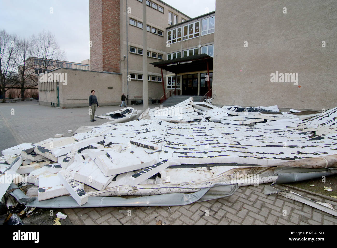 Halberstadt, Deutschland. 19 Jan, 2018. Principal Antje Lichtenberg steht  vor der gefallenen Teile des Daches von Freiherr-Spiegel-Grundschule  Grundschule nach Sturm "Friederike" hit Halberstadt, Deutschland, am 19.  Januar 2018. Quelle: dpa Picture ...