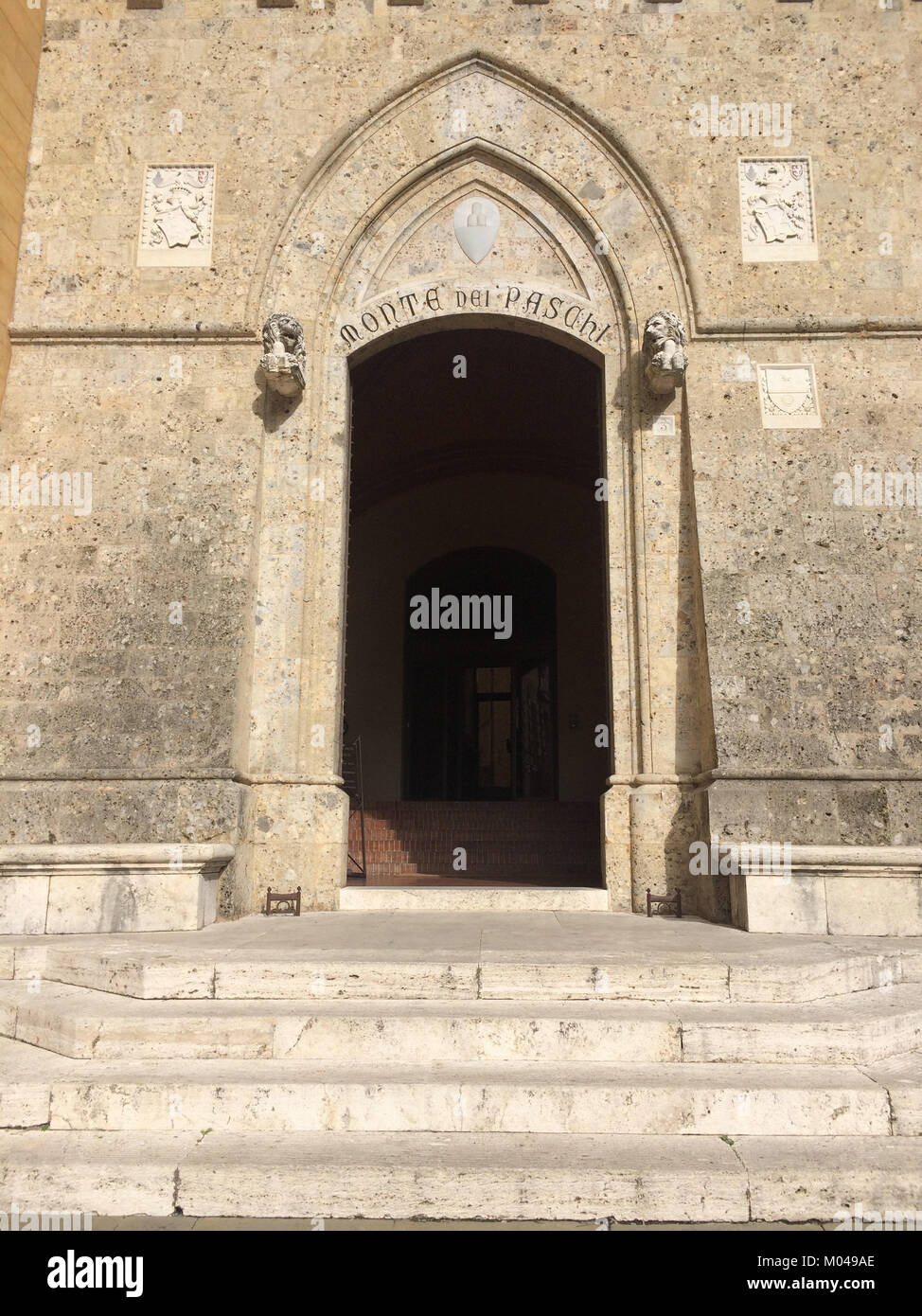 Der Hauptsitz der Banca Monte dei Paschi di Siena, Älteste erhaltene Bank der Welt, in Siena in der Toskana, Italien, 24. Oktober 2016. Der angeschlagene Bank ist derzeit mitten in der Umstrukturierung nach der in diesem Sommer erfolgreich Kaution ou. Rund 2.600 Arbeitsplätze verloren gehen werden und rund 500 Filialen geschlossen. Foto: Annette Reuther/dpa | Verwendung weltweit Stockfoto