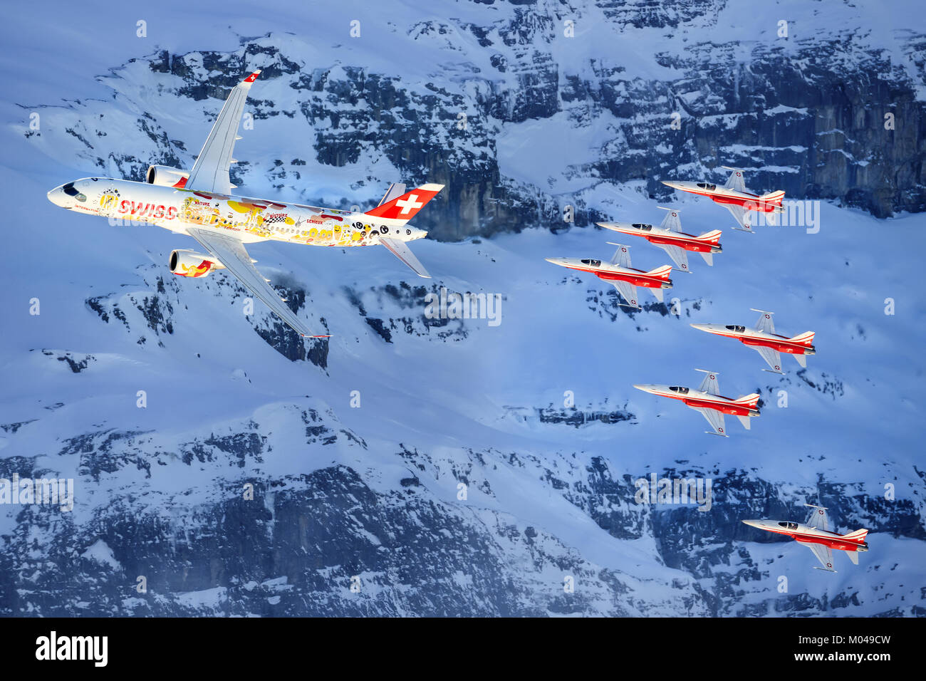 Lauberhorn/Schwitzlerand Januar 17, 2018: SIWSS C-Serie und Swis-Airforce Durchführen einer Air Show am Lauberhorn Ski World Cup. Stockfoto