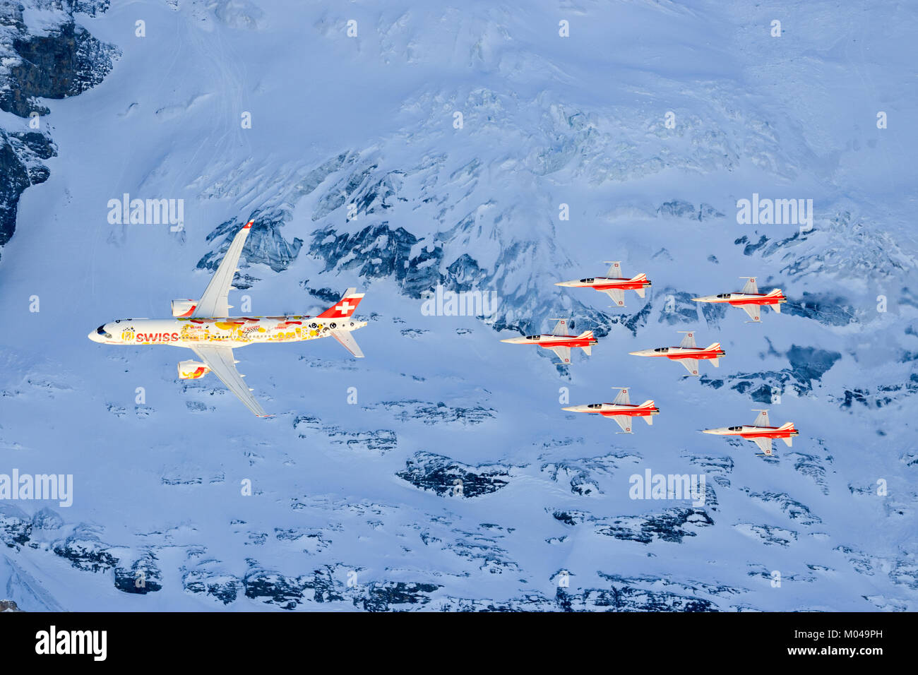 Lauberhorn/Schwitzlerand Januar 17, 2018: SIWSS C-Serie und Swis-Airforce Durchführen einer Air Show am Lauberhorn Ski World Cup. Stockfoto