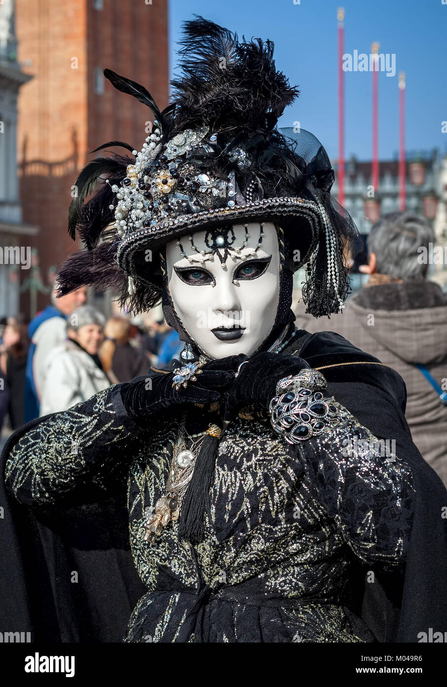 Venedig, Italien - 18. FEBRUAR 2017: vertikal orientierten Porträt einer unbekannten Frau tragen Vintage schwarz Kostüm, Handschuhe, Mütze und weiße Maske. Stockfoto