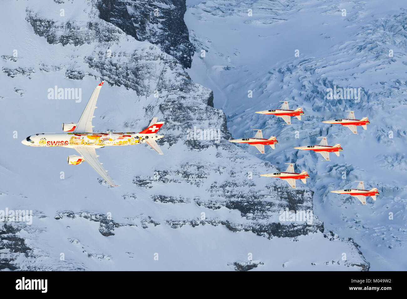 Lauberhorn/Schwitzlerand Januar 17, 2018: SIWSS C-Serie und Swis-Airforce Durchführen einer Air Show am Lauberhorn Ski World Cup. Stockfoto