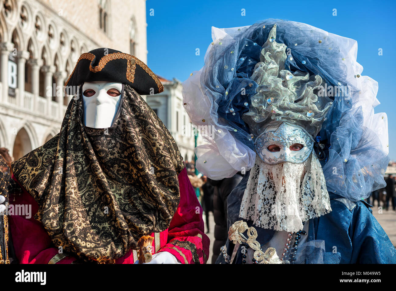 Venedig, Italien - 18. FEBRUAR 2017: Paar unbekannter Teilnehmer tragen  bunte Kostüme und Masken während der berühmten traditionellen Karneval  Stockfotografie - Alamy