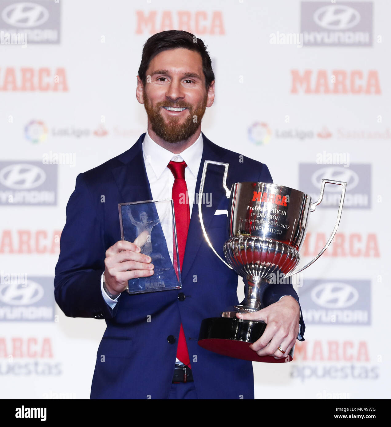 Barcelonas Argentinischer vorwärts Lionel Messi stellt nach Erhalt der