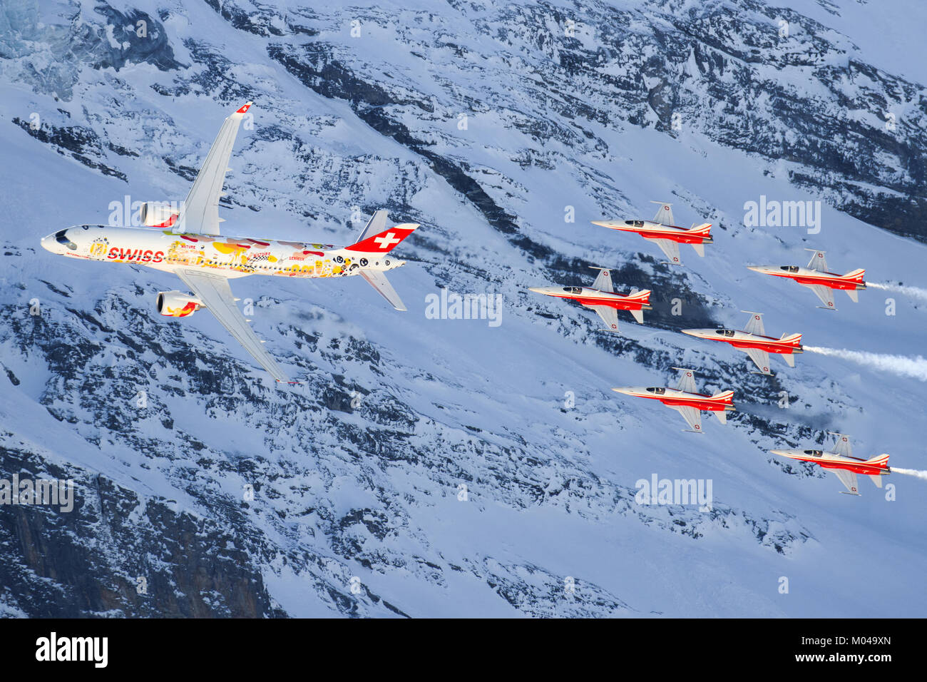 Lauberhorn/Schwitzlerand Januar 17, 2018: SIWSS C-Serie und Swis-Airforce Durchführen einer Air Show am Lauberhorn Ski World Cup. Stockfoto