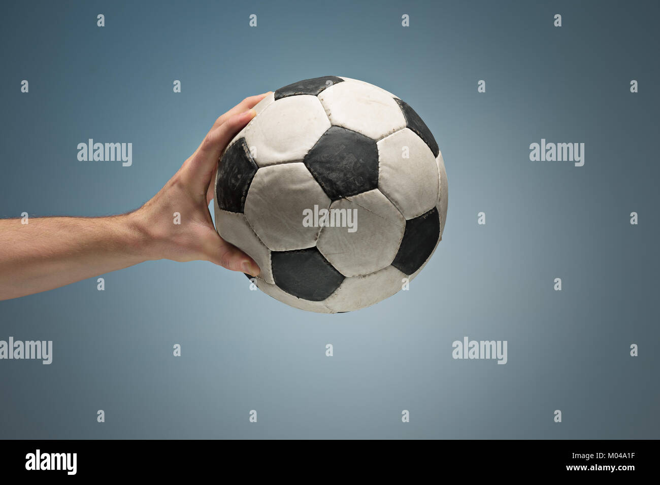 Hände halten Fußball Stockfoto