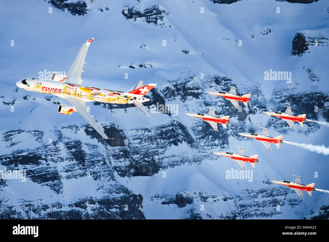 Lauberhorn/Schwitzlerand Januar 17, 2018: SIWSS C-Serie und Swis-Airforce Durchführen einer Air Show am Lauberhorn Ski World Cup. Stockfoto