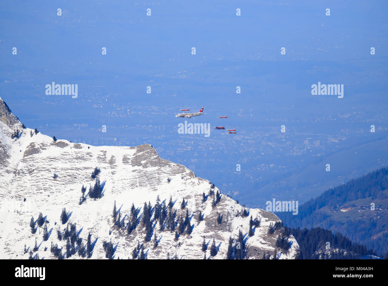 Lauberhorn/Schwitzlerand Januar 17, 2018: SIWSS C-Serie und Swis-Airforce Durchführen einer Air Show am Lauberhorn Ski World Cup. Stockfoto