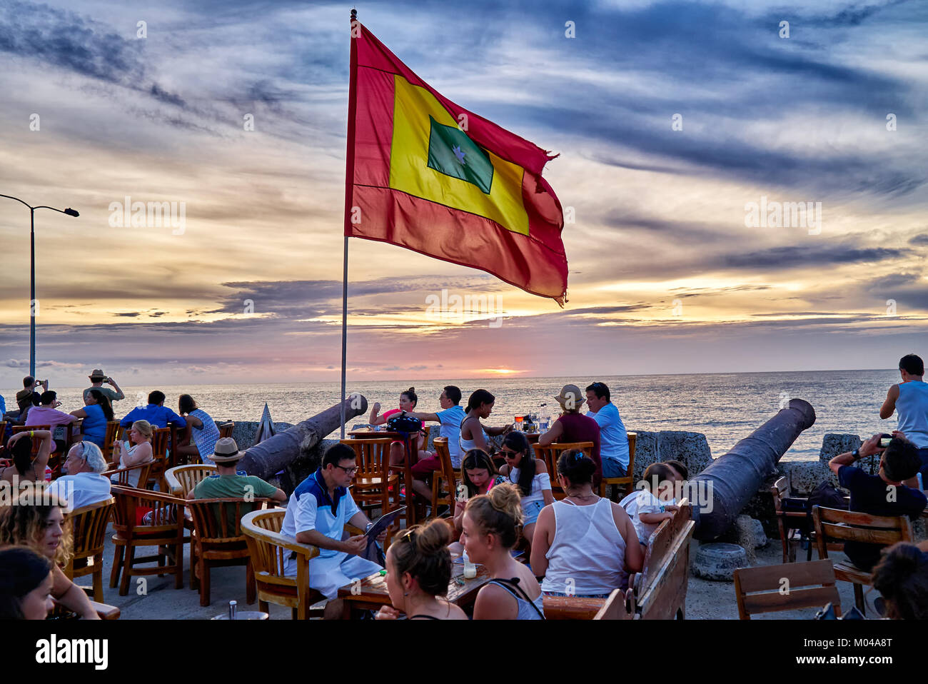 Wehende Flagge von Cartagena bei Sonnenuntergang am Cafe del Mar Stockfoto