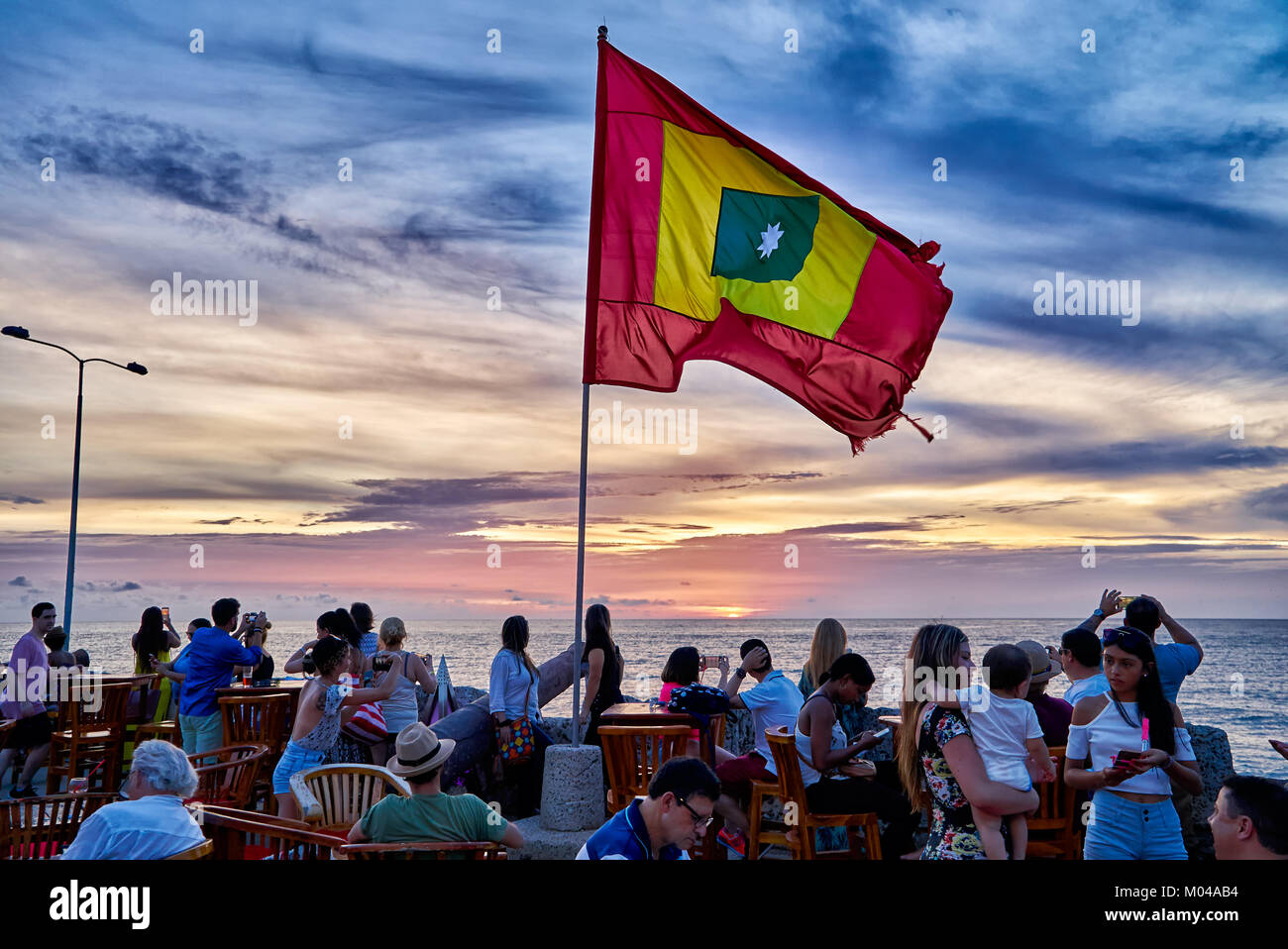 Wehende Flagge von Cartagena bei Sonnenuntergang am Cafe del Mar Stockfoto