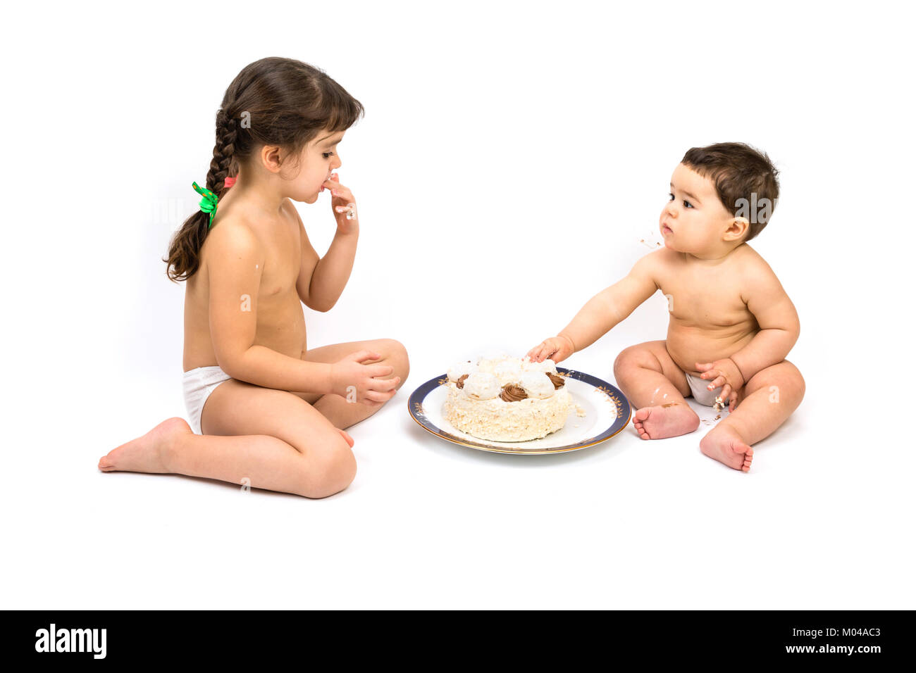 Kinder essen Kuchen Stockfoto