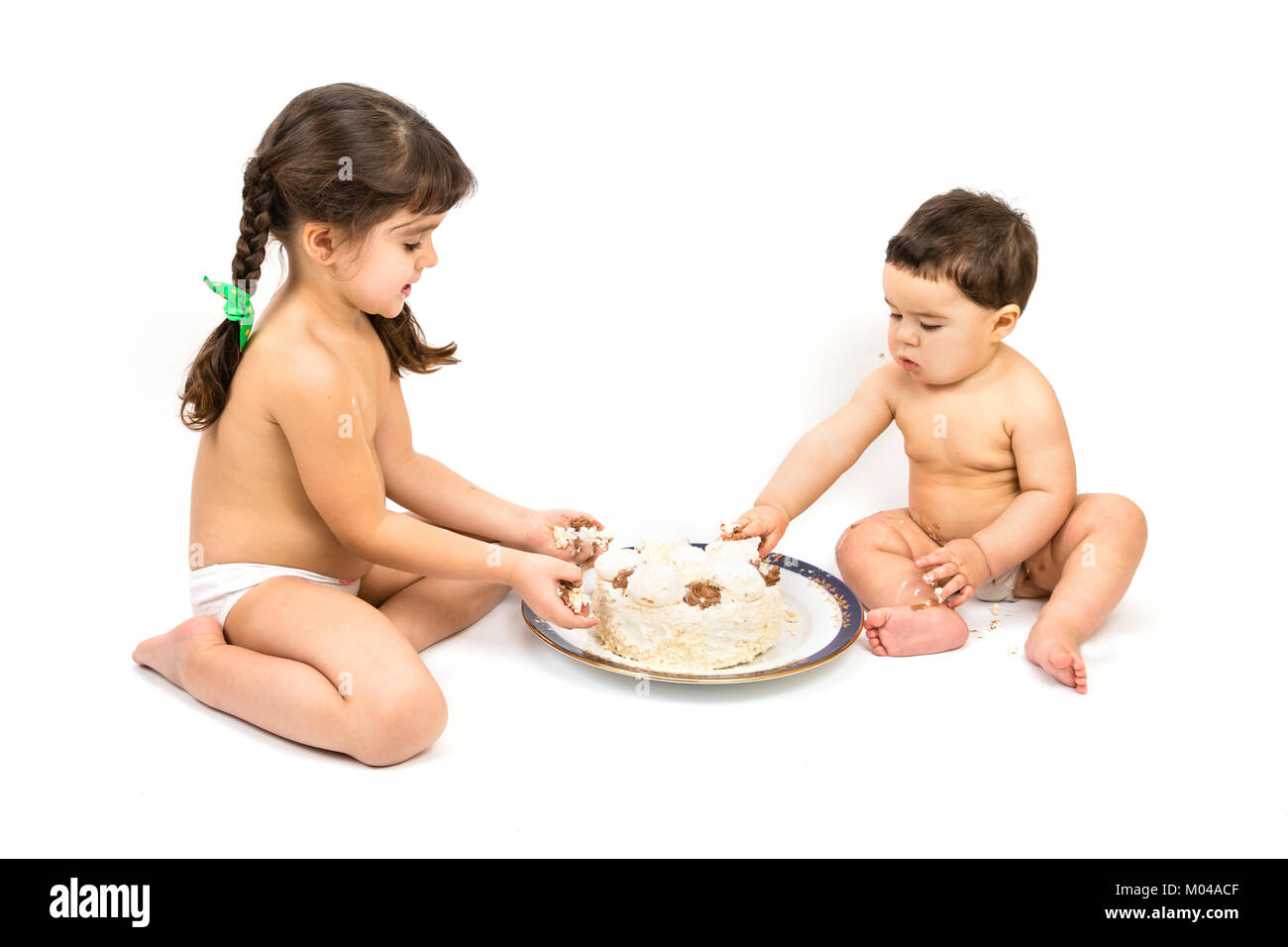 Kinder essen Kuchen Stockfoto