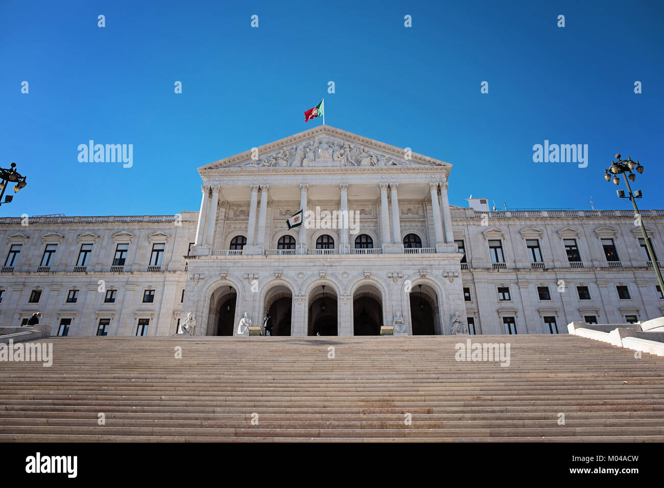 Suchen Sie die Treppen des portugiesischen Parlaments in Lissabon an einem sonnigen Tag (Versammlung der Republik) Stockfoto