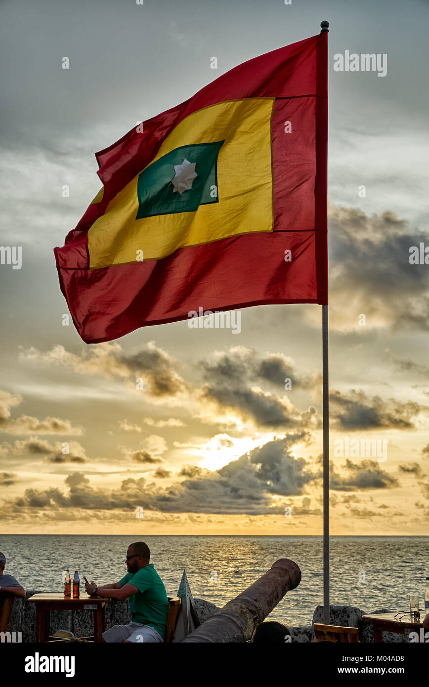 Wehende Flagge von Cartagena bei Sonnenuntergang am Cafe del Mar Stockfoto