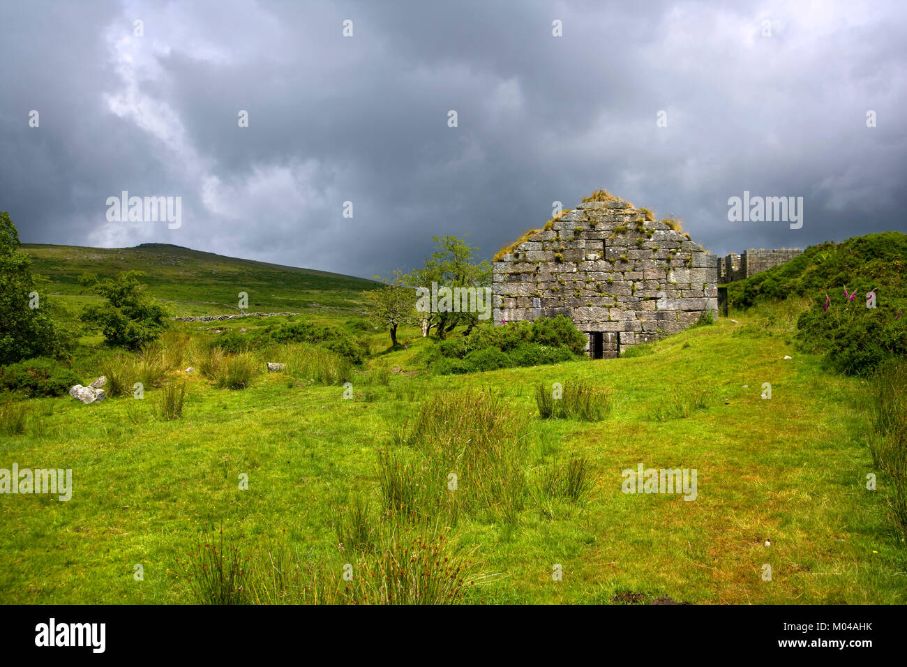 Ein stürmischer Himmel über den Ruinen des Industrieerbes in Powder Mills in der Nähe von Postbridge, Dartmoor, Devon, England, Großbritannien Stockfoto