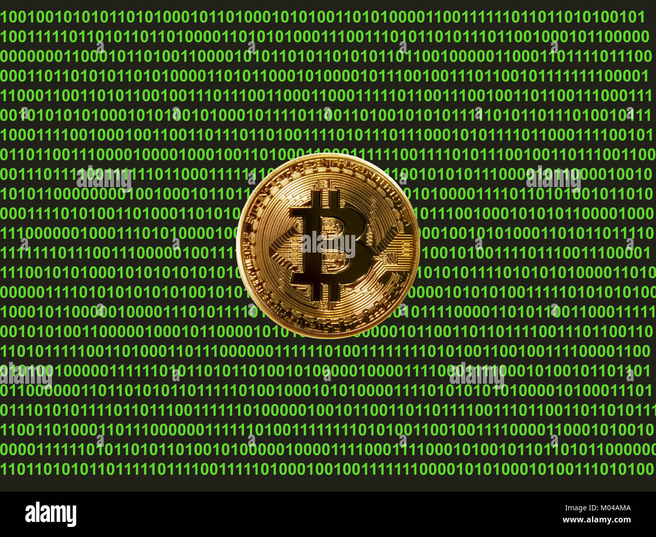 Bitcoin auf dem Bildschirm mit Binärzahlen Stockfoto