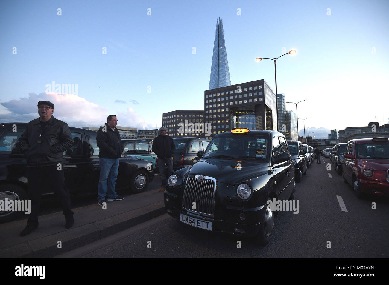 Black Cab Treiber nehmen an einem Protest gegen TfL und Uber, die auf der London Bridge. Stockfoto