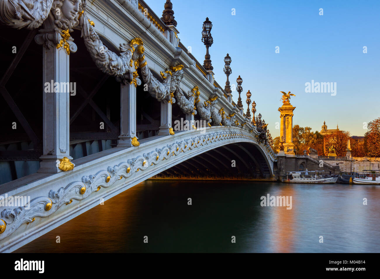 Pont Alexandre III Brücke und Fluss Seine bei Sonnenuntergang. 8. Arrondissement, Paris, Frankreich Stockfoto
