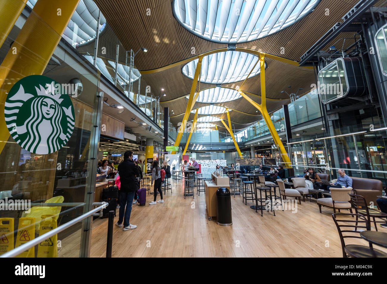 Starbucks Cafe in Adolfo Suárez Madrid - Barajas Airport Terminals T4, entworfen vom Architekten Antonio Lamela und Richard Rogers Stockfoto