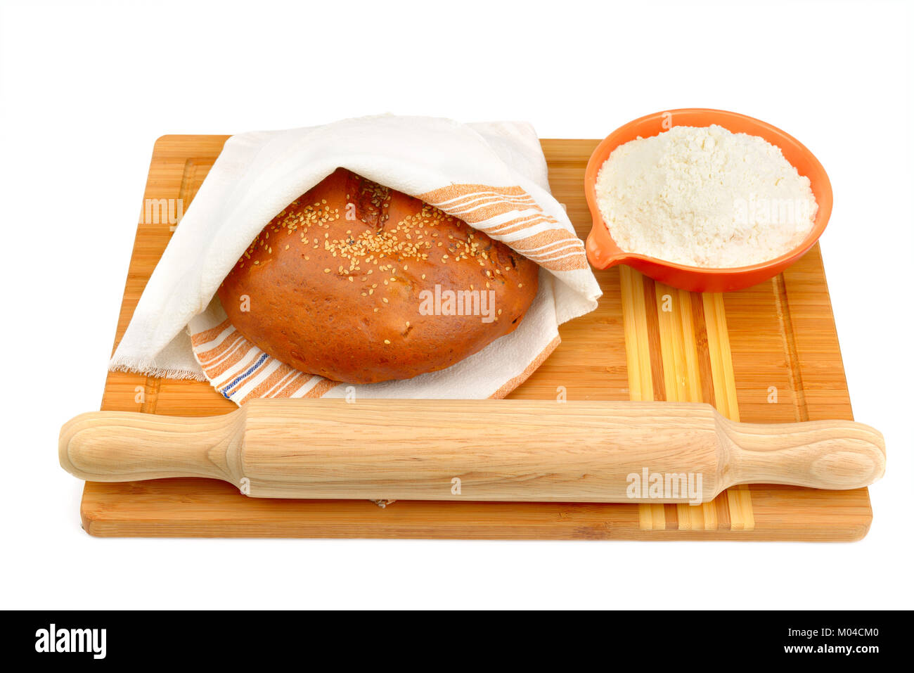 Brot und Kochutensilien auf weißem Hintergrund Stockfoto