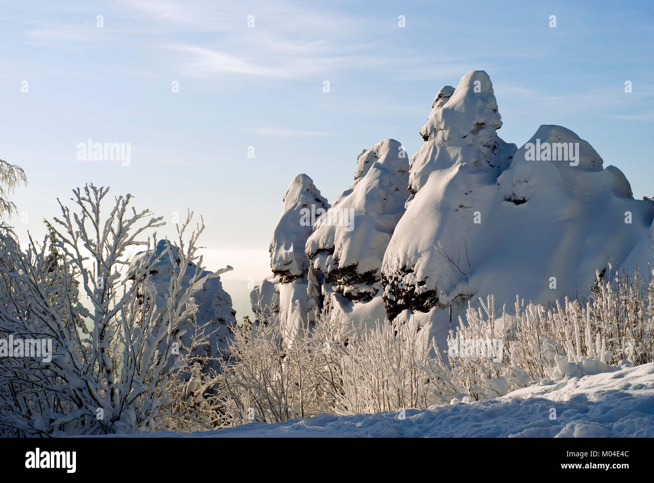 Die winterliche Landschaft mit schneebedeckten Felsen auf der Oberseite des Ural Kante ist die Grenze zwischen Europa und Asien im Mittleren Ural Stockfoto