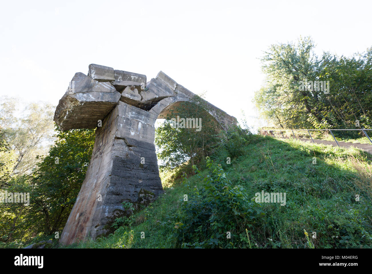 Alte gefallen Brücke in Kruklanki Dorf, Masuren, Polen Stockfoto