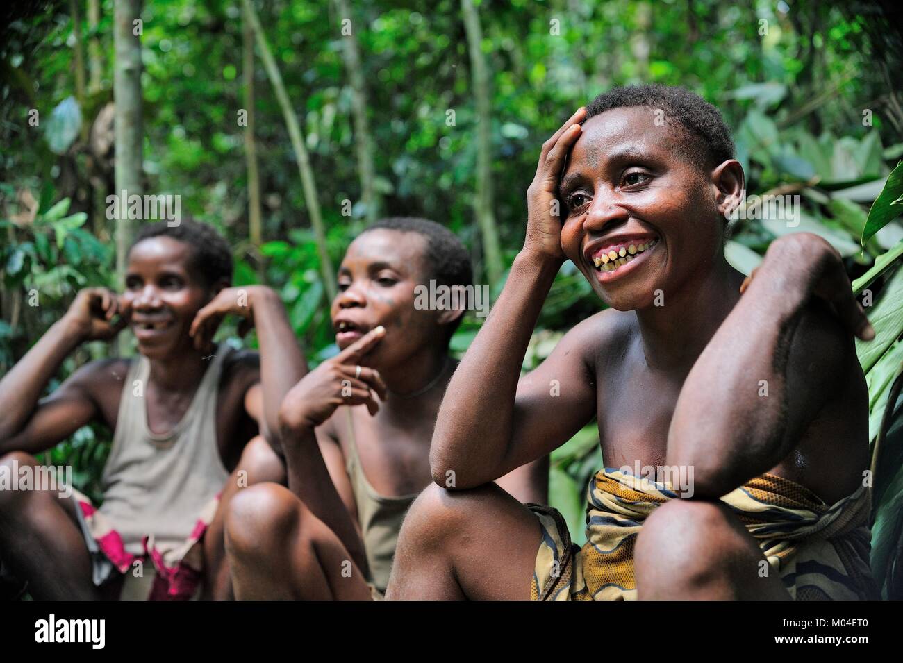 Die Frauen von Baka Stamm ruhen in den Wald Und singen Lieder. Stockfoto