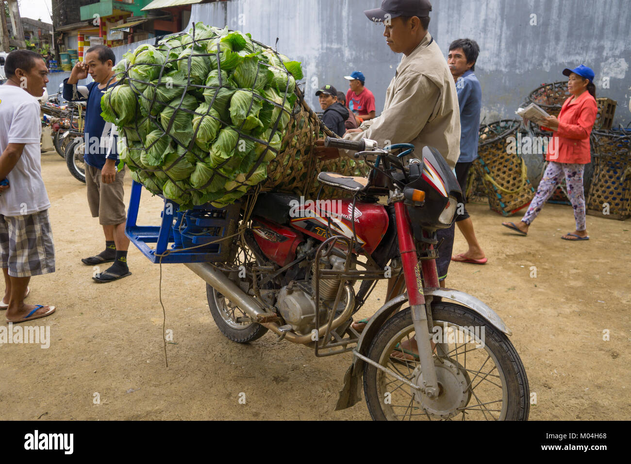 Schwere Gemüse Laden geholt auf ein Motorrad Mantalongon Markt, Dalaguete, Cebu Stockfoto