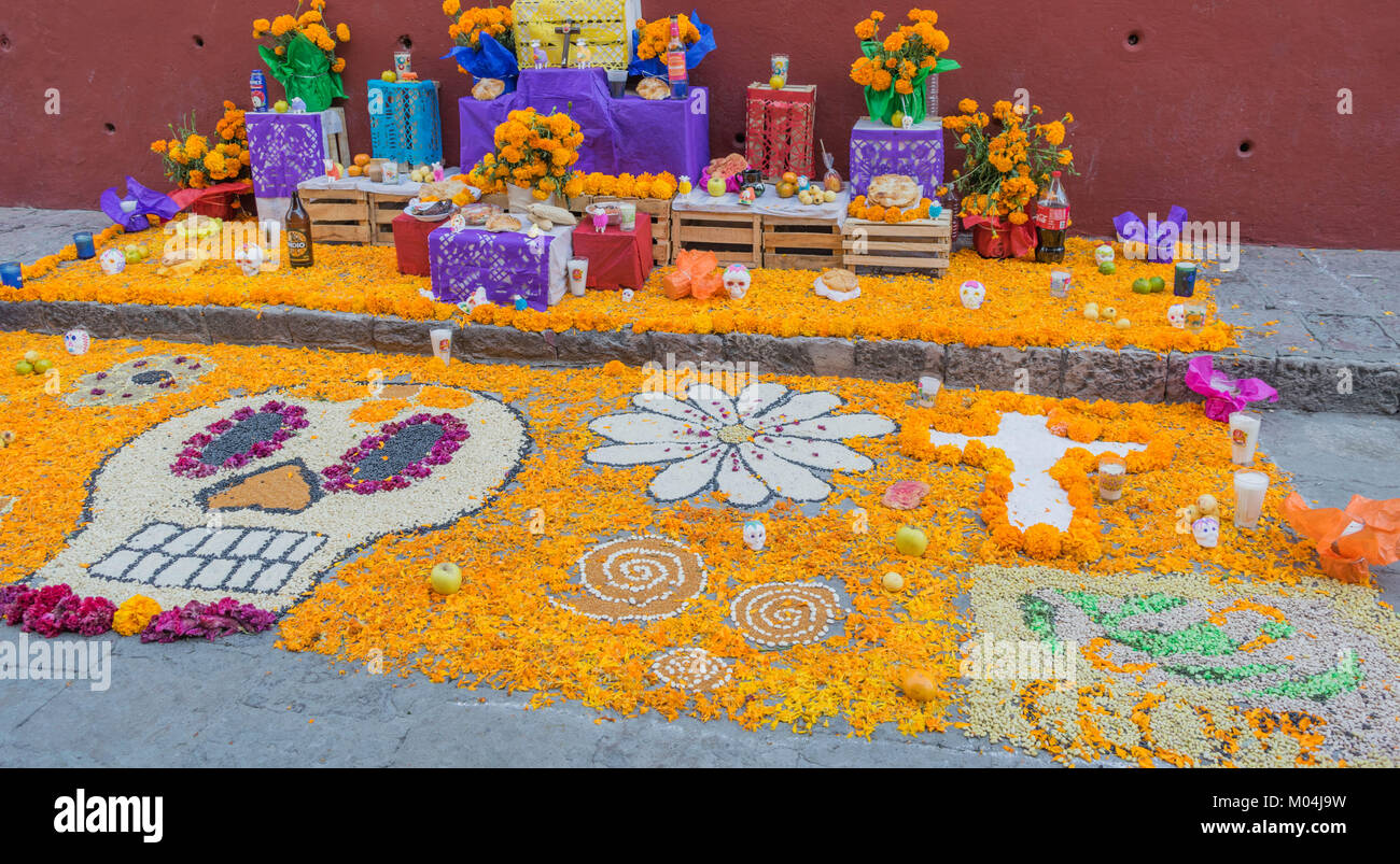 Auf dem Boden, eine bunte Schrein von Bohnen, Reis, Blumen und andere organische Materialien, für den Tag der Toten Feier, in Mexiko Stockfoto