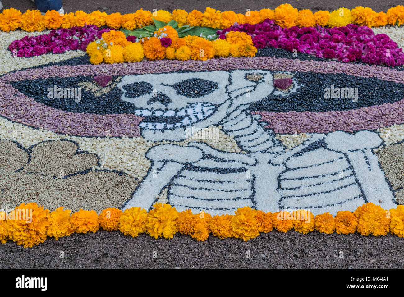 Bunte Katrina Skelett mit großen Hut aus Bohnen, Linsen, Reis, Blumen und andere Objekte, die auf dem Boden, Tag der Toten Feier, Mexiko Stockfoto
