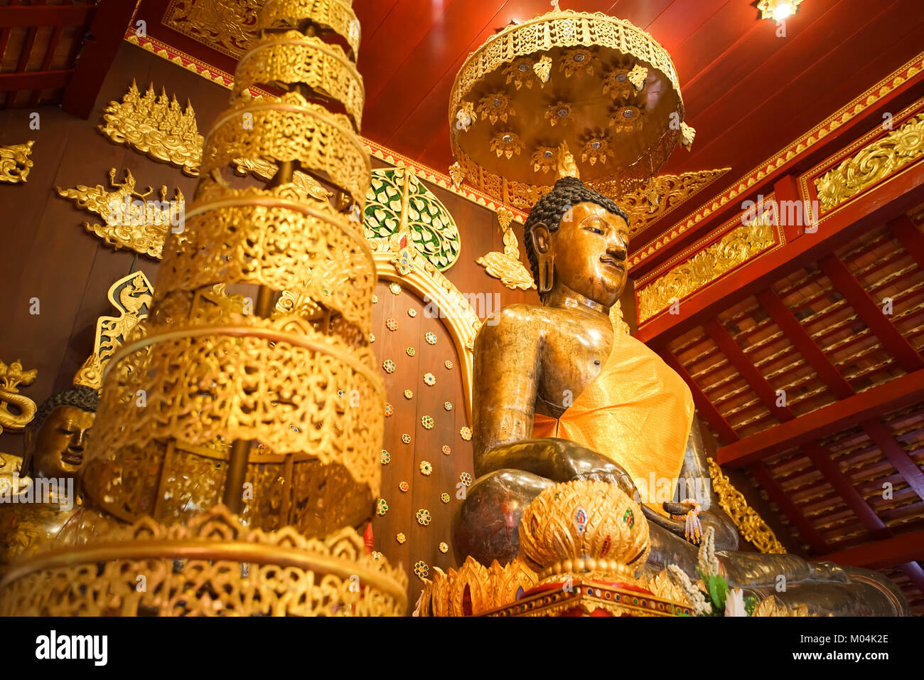 CHIANG RAI, THAILAND - 20. Dezember 2017: Im Innern der Kapelle und dem bhudda Bild im Wat Phra Kaew Chiang Rai. Es ist eine berühmte Ort für Chiang R Stockfoto