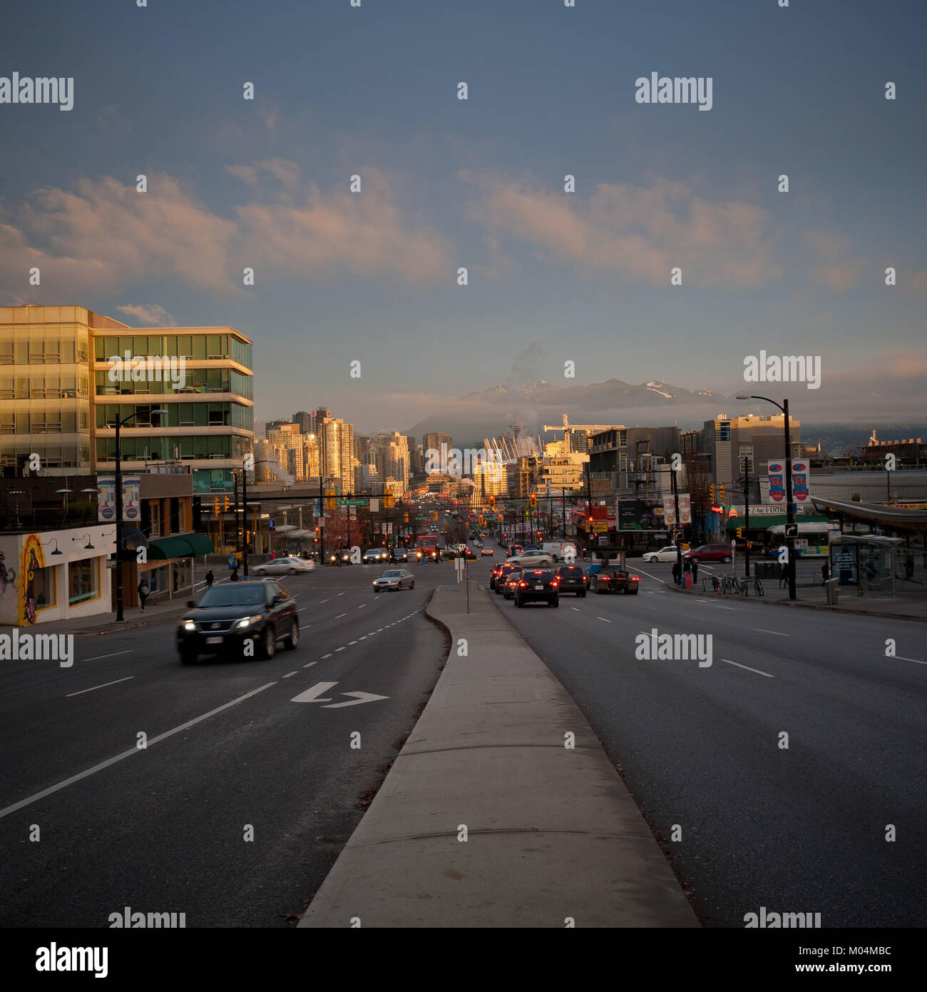 Suchen bergab und nach Norden entlang Cambie Street in den späten Nachmittag. Die Innenstadt von Vancouver und die North Shore Berge im Hintergrund sichtbar. Stockfoto